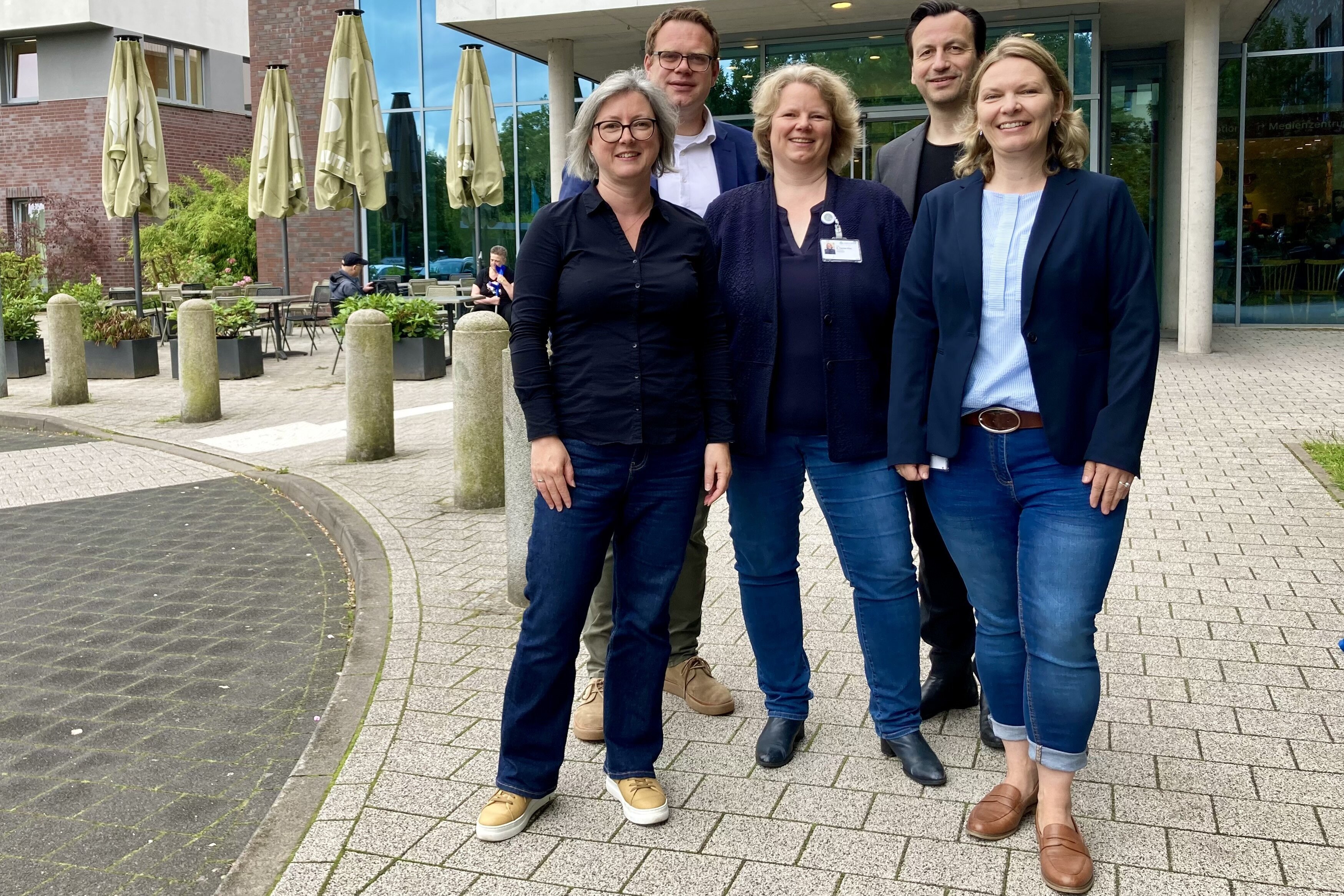(v.li.): Projektleiterin A: aufklaren, Juliane Tausch, Oberärztin der Eltern-Kind-Station, Brit-Meike Fischer-Pinz, A: aufklaren-Koordinatorin Daniela Oltmann.  (2. Reihe v.li.) Geschäftsführender Direktor Phillip Noack und Chefarzt Dr. Daniel Schöttle. 